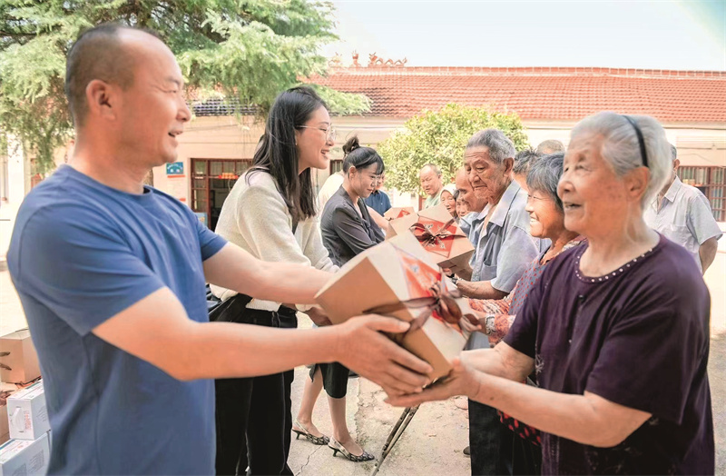 夏保峰：扶危济困彰显党员本色