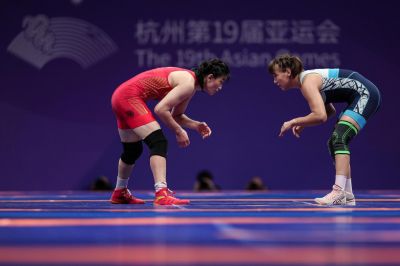 中国女子摔跤选手周凤收获亚运三连冠