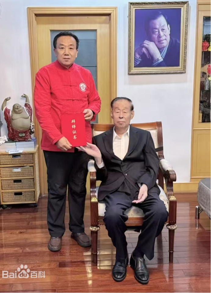 妙手仁心承薪火 中西融合拓新程——记中医专家闻树忠院长702.png