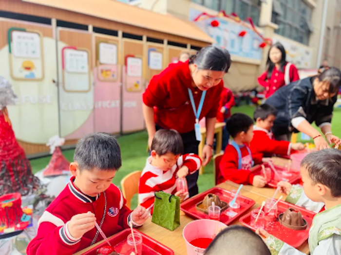 深圳市龙岗区融湖世纪幼儿园迎新年非遗主题庙会举行