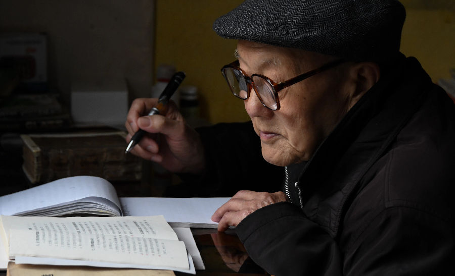 这是张富清在家里看书学习的资料照片（2019年3月31日摄）。新华社记者 程敏 摄