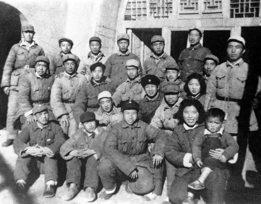 新华社新闻台部分人员合影。三排左六为张连生。（资料图片）