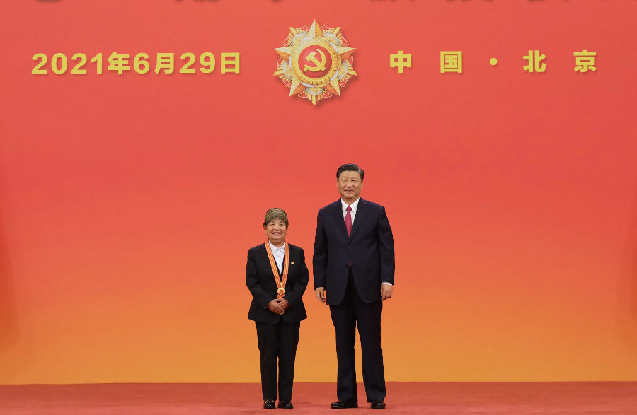 2021年6月29日，习近平总书记向“七一勋章”获得者王兰花颁授勋章。新华社记者 李学仁 摄