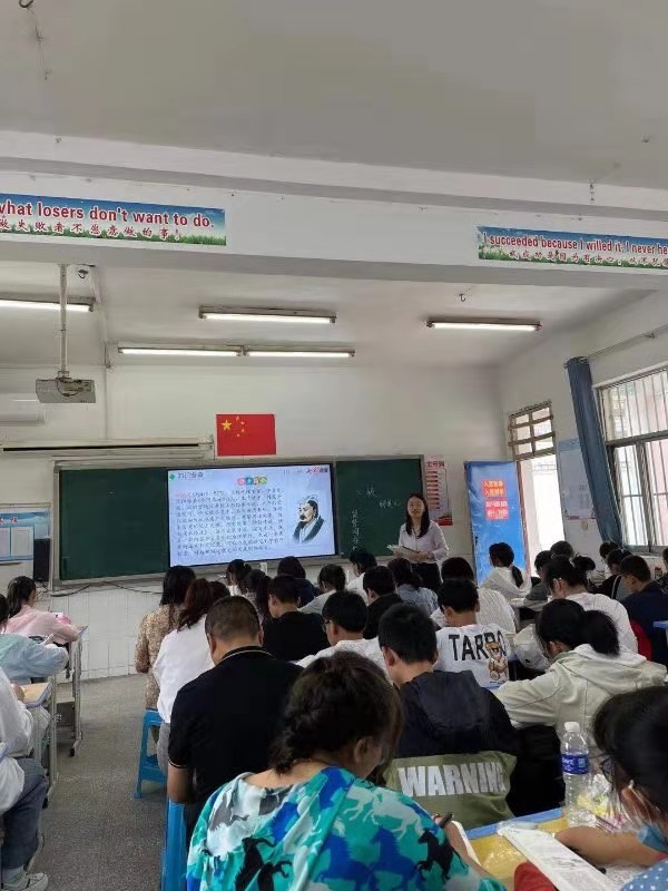 滨海县陈涛中学校长耿立广,自八月中旬就多次召开学校中层以上干部