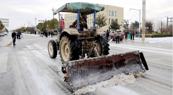 黄海农场“以雪为令”齐奋战 全力清雪保畅通(2)444.png