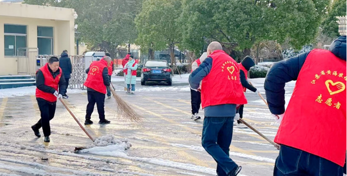 黄海农场“以雪为令”齐奋战 全力清雪保畅通(2)162.png