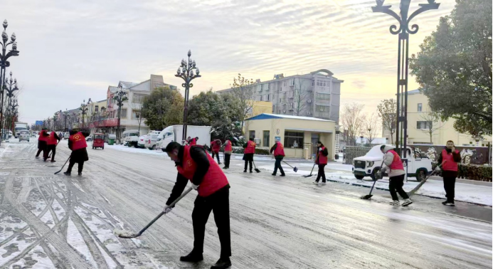 黄海农场“以雪为令”齐奋战 全力清雪保畅通(2)337.png