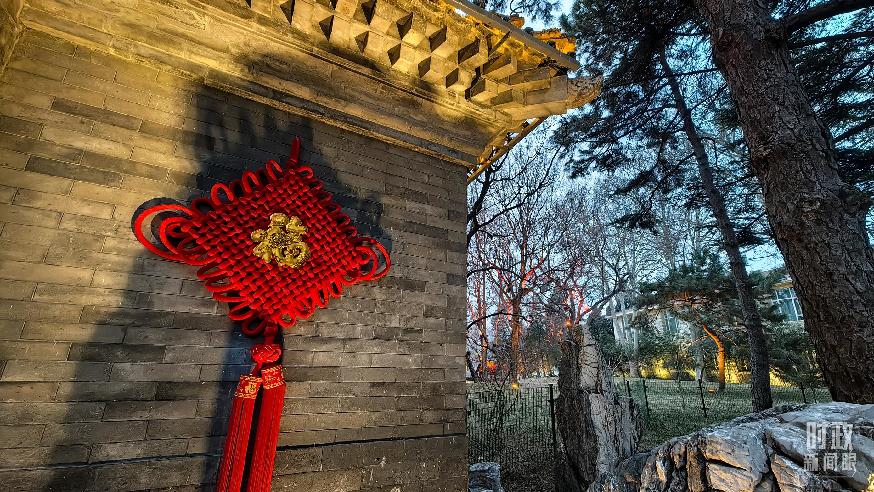 △2月25日，钓鱼台国宾馆里挂着的中国结。（总台央视记者段德文拍摄）
