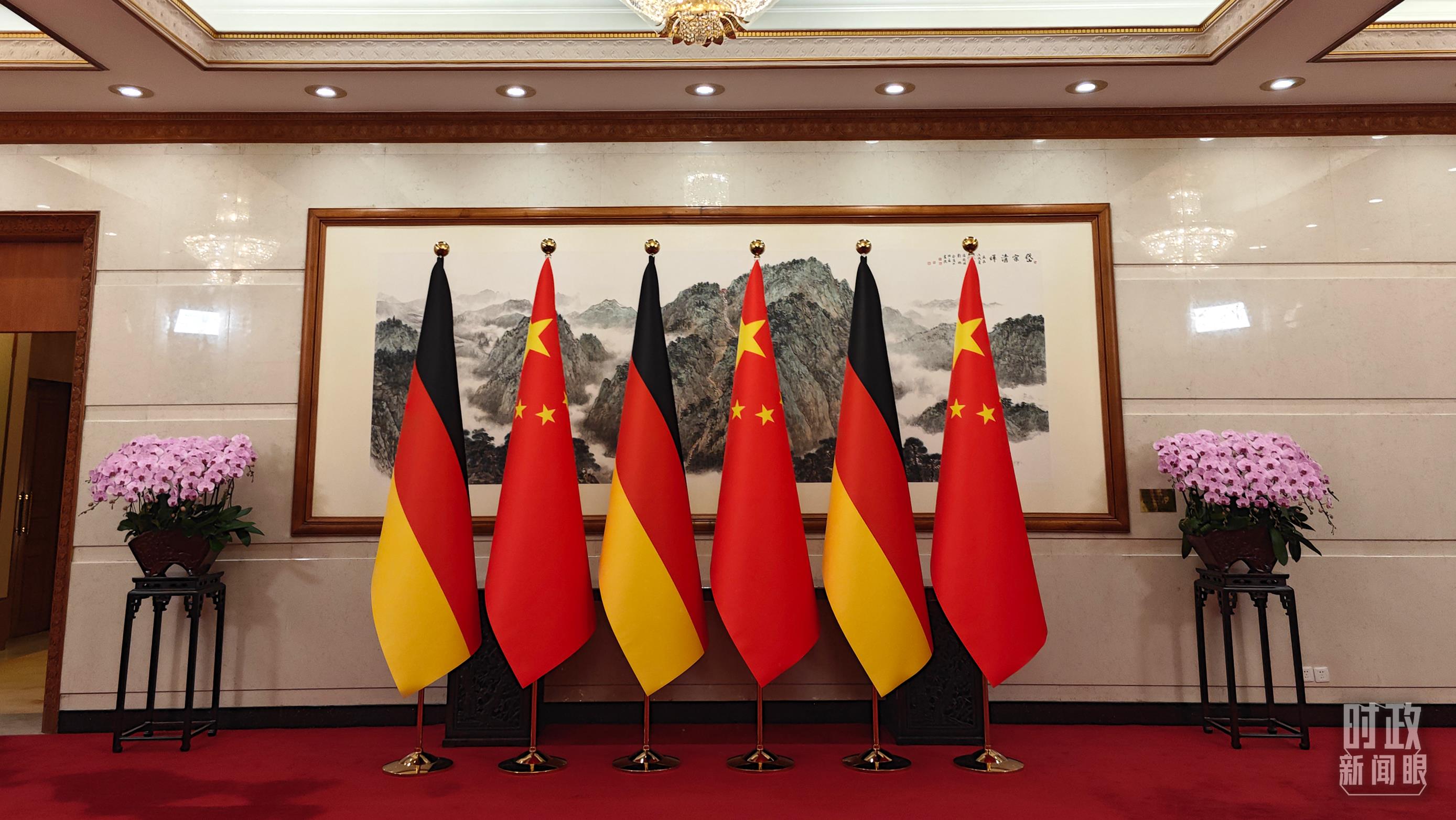 △会见前，中德领导人合影处摆放的两国国旗。（总台记者蔡靖骉拍摄）