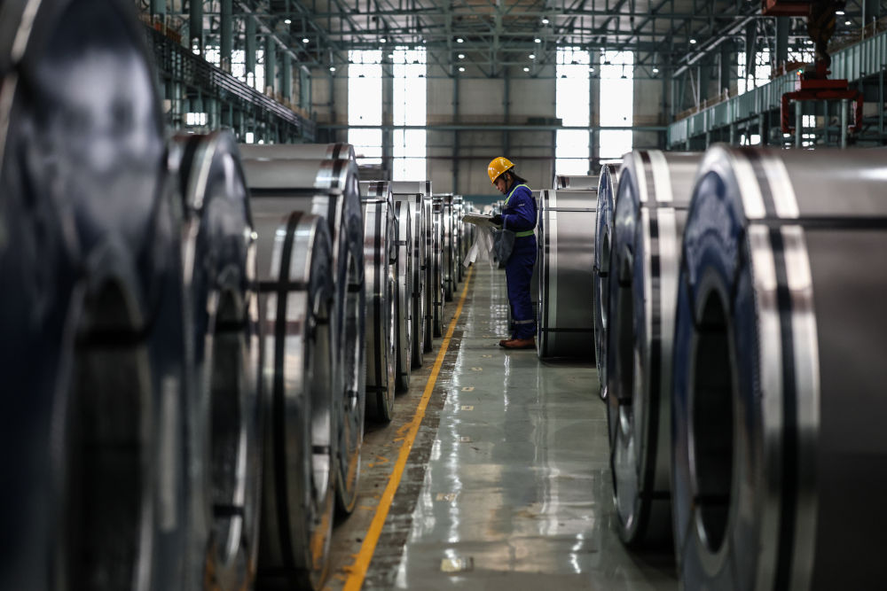 2025年12月6日，工作人员在本钢板材冷轧总厂第三冷轧厂成品库核对清点产品。新华社记者 潘昱龙 摄
