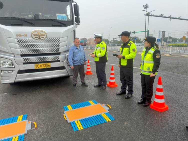 江苏盐城交通执法“柔性+体验+联合”开展超限治理438.png
