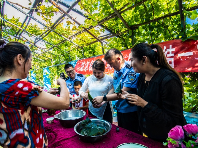 民警在端午节与群众们开展民族团结一家亲活动1.jpg