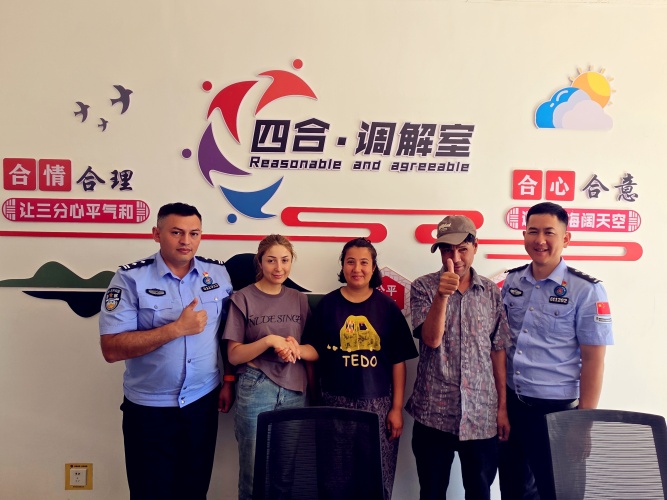 图为民警利用“四合”调解室成功化解群众纠纷.jpg