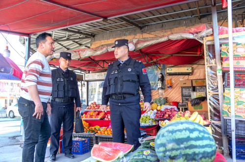 图为沙帕尔・艾力坎木与民警在辖区商铺开展走访排查工作。.jpg