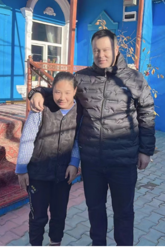 图为沙帕尔・艾力坎木与他悉心照料的汉族女孩祖姆热提。.png