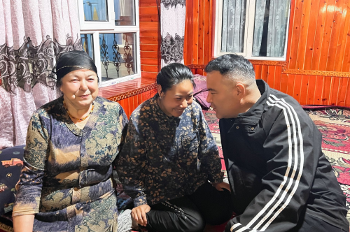 图为沙帕尔・艾力坎木与他悉心照料的汉族女孩祖姆热提。 .png