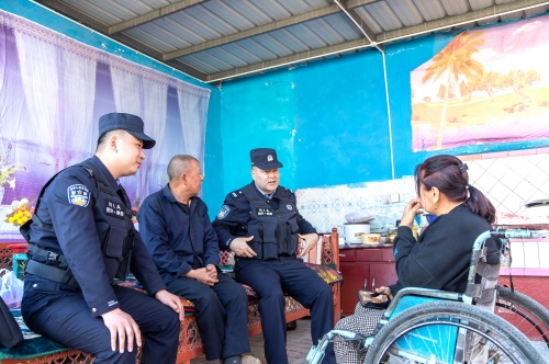 图为沙帕尔·艾力坎木与民警深入辖区,走访慰问行动不便的困难群众。 .jpg