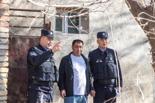 图为沙帕尔・艾力坎木与民警在牧区开展入户走访。 .jpg