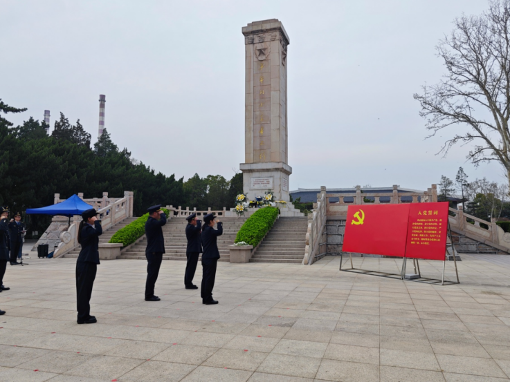 江苏盐城交通执法清明祭扫缅怀革命先烈296.png