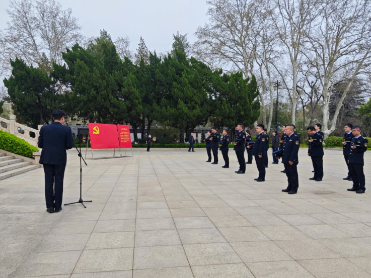 江苏盐城交通执法清明祭扫缅怀革命先烈123.png