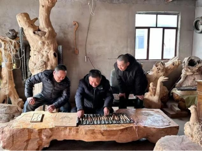 匠心守艺 薪火相传——非遗根木雕刻传承人杨良云的坚守与担当352.png