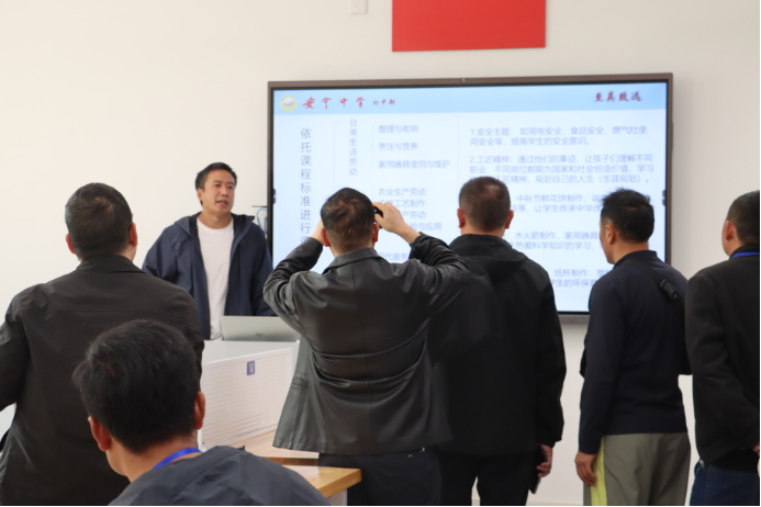“云南省第二轮“万名校长培训计划”(第七期)”培训学员到安宁中学跟岗研修4873.png