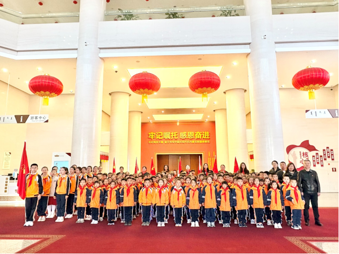 呼和浩特市东风路小学举办“党带团、团带队”主题党日活动263.png