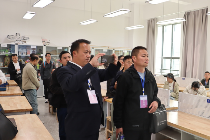 “云南省第二轮“万名校长培训计划”(第七期)”培训学员到安宁中学跟岗研修4673.png