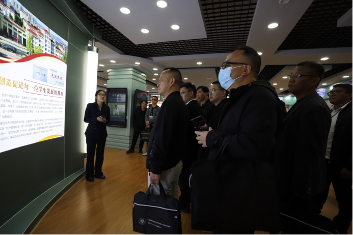 “云南省第二轮“万名校长培训计划”(第七期)”培训学员到安宁中学跟岗研修2167.png
