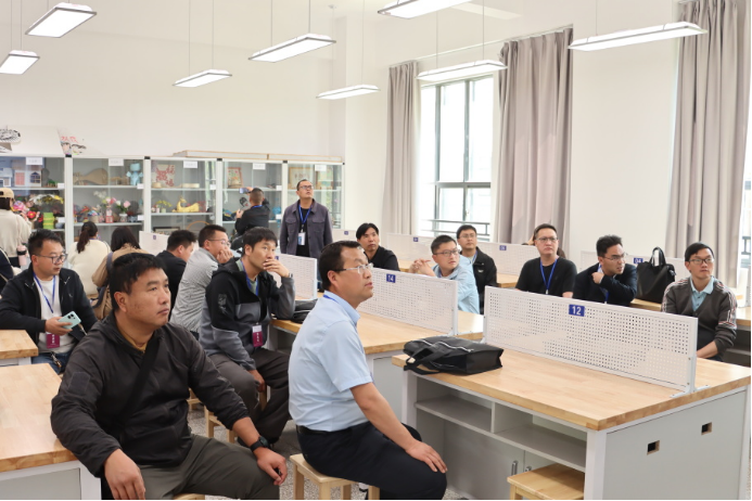 “云南省第二轮“万名校长培训计划”(第七期)”培训学员到安宁中学跟岗研修5294.png
