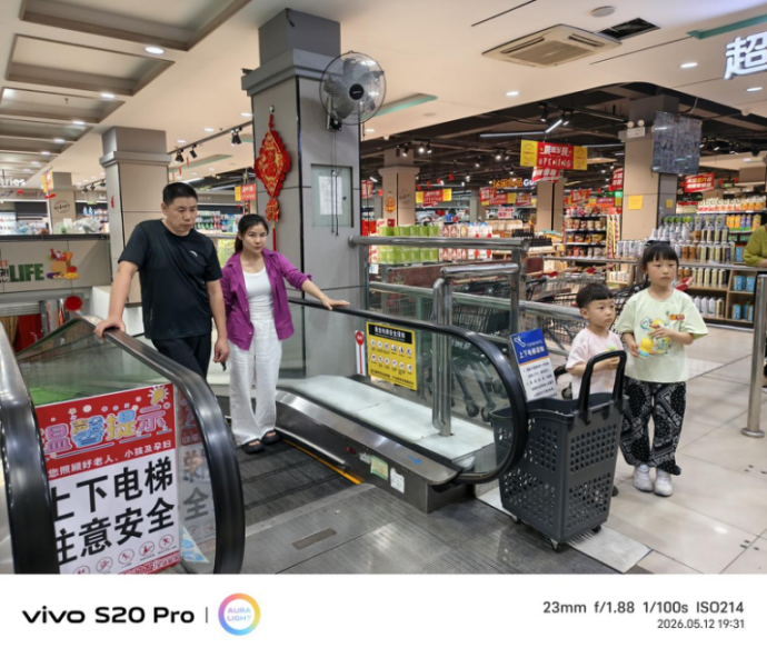 孙村镇居民好幸福,乘着电梯去购物1052.png