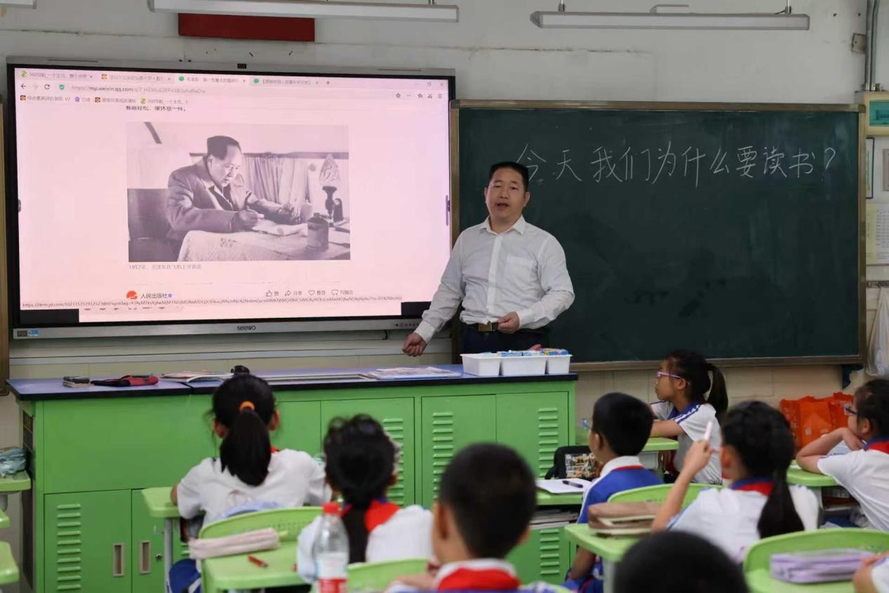 曾亢老师给孩子们讲授“今天我们为什么要读书?”.jpg