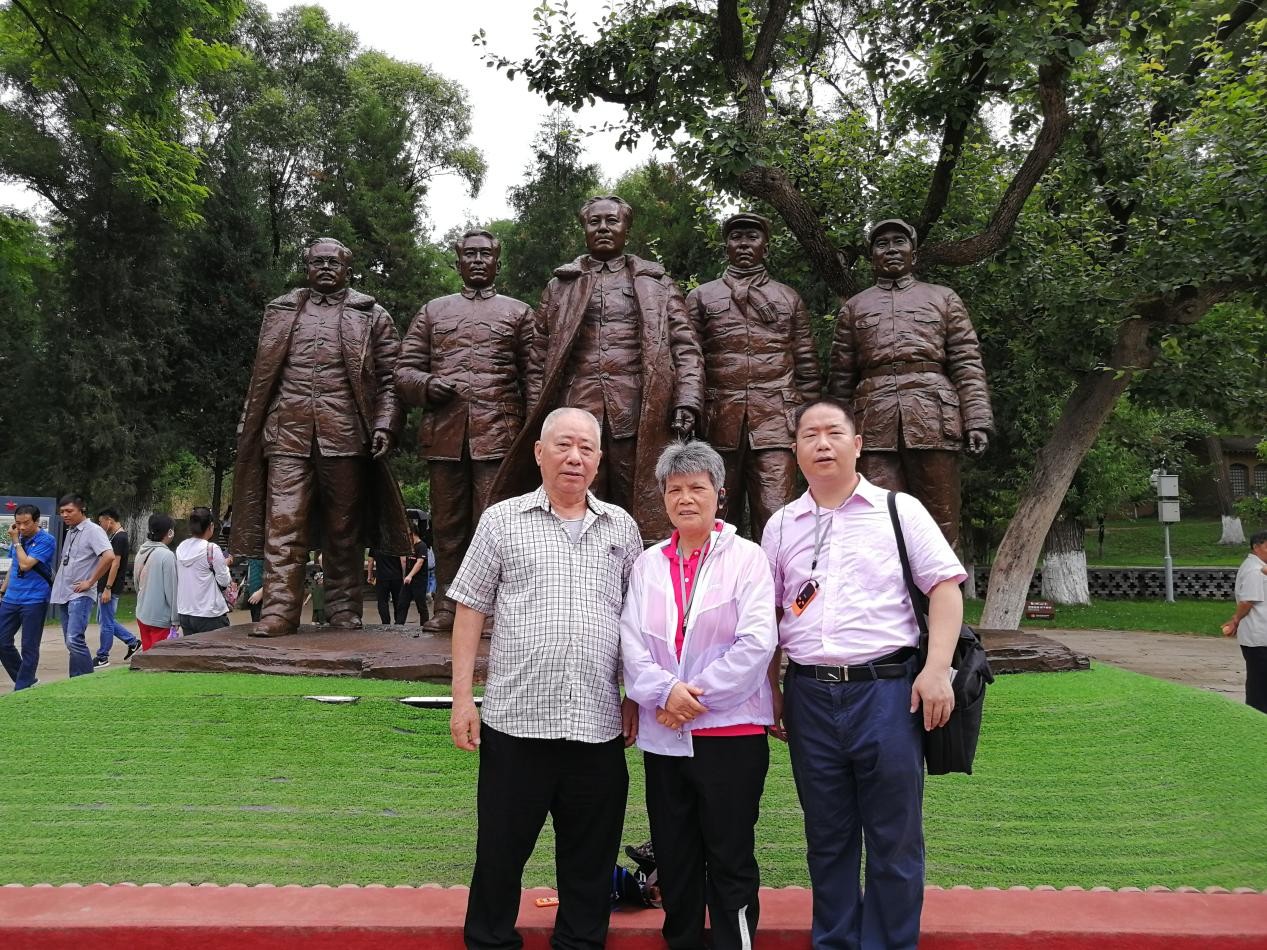 曾亢老师与父母温馨合影.jpg