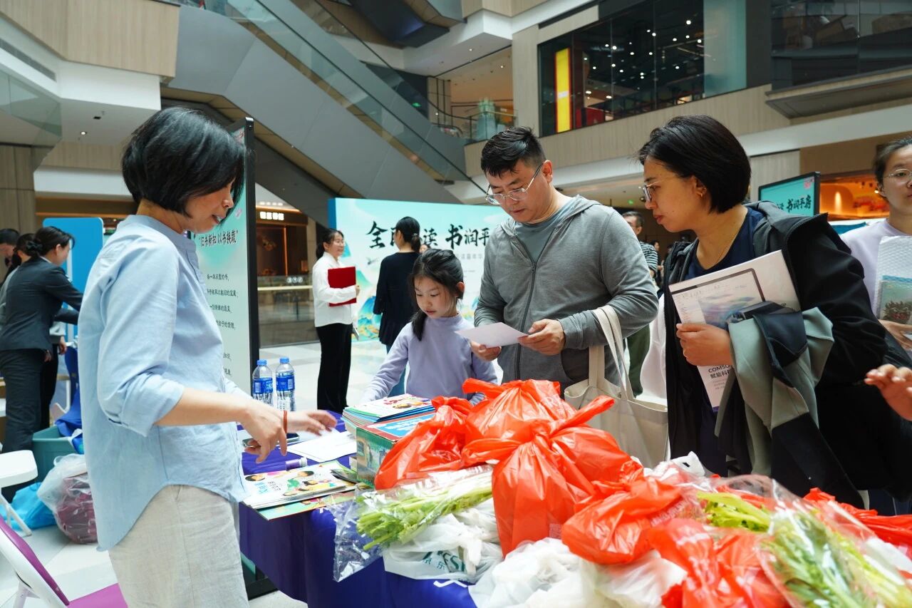 1.“以书换蔬”活动吸引居民驻足.JPG
