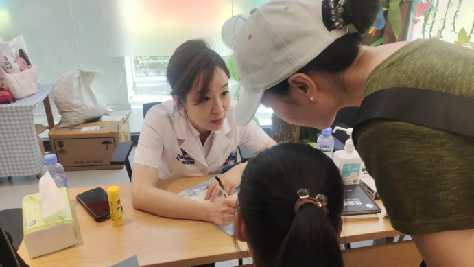 爱眼始于心 护眼践于行 内蒙古医科大学附属医院视听中心6•6爱眼日走进老牛儿童探索馆开展公益护眼活动1338.png