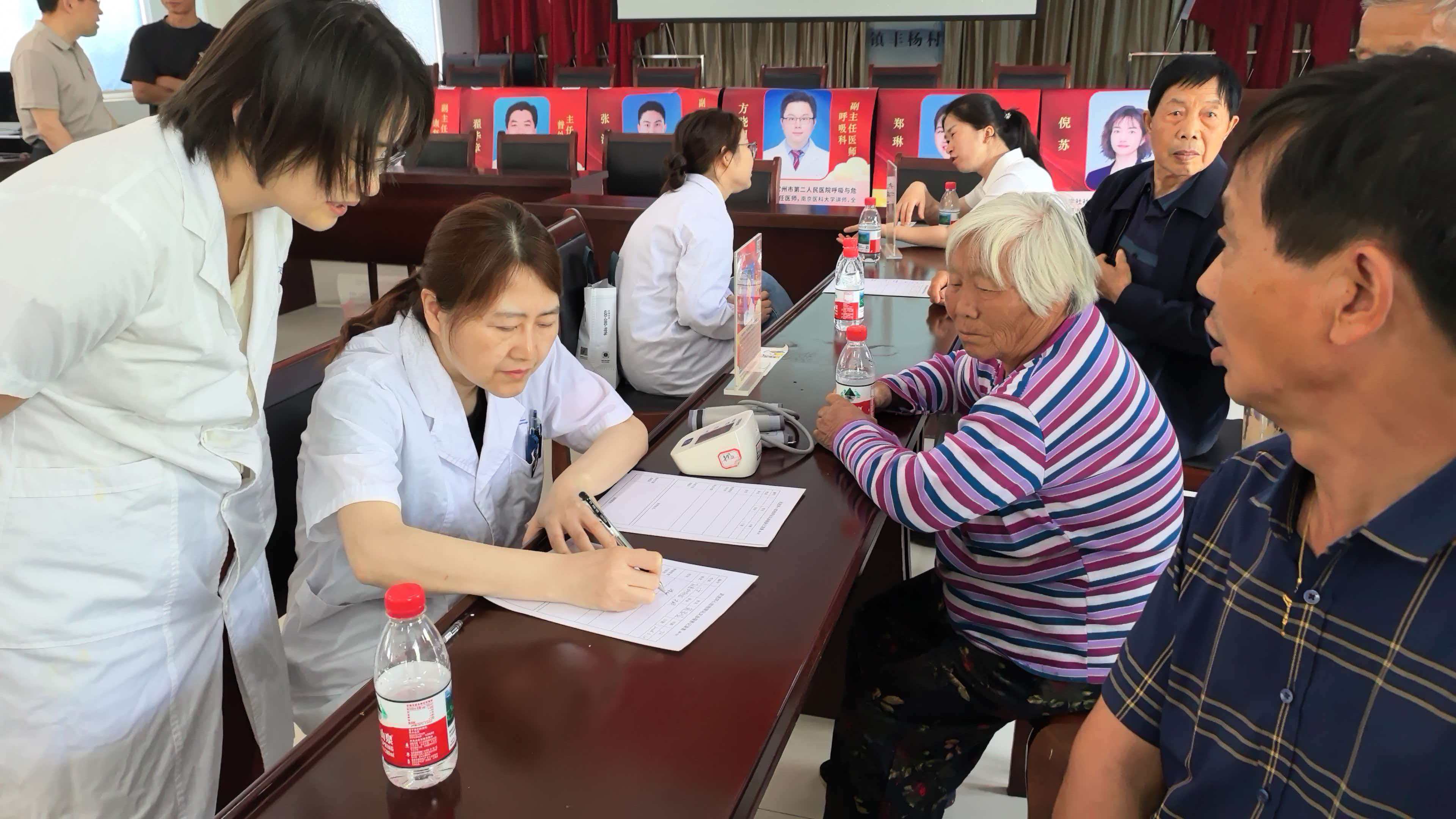 主任医师郑琳在丰杨村为群众义诊.jpg