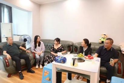 遵医附院院领导带队走访慰问第5批援所罗门群岛中国医疗队队员王章荣家属478.png