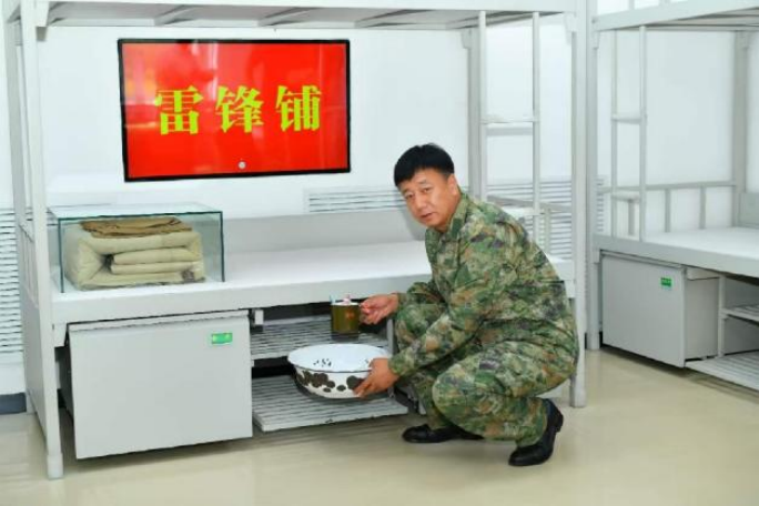 接过雷锋的枪 赓续初心薪火——雷锋班荣誉班长王显胜返乡传扬时代锋魂1144.png