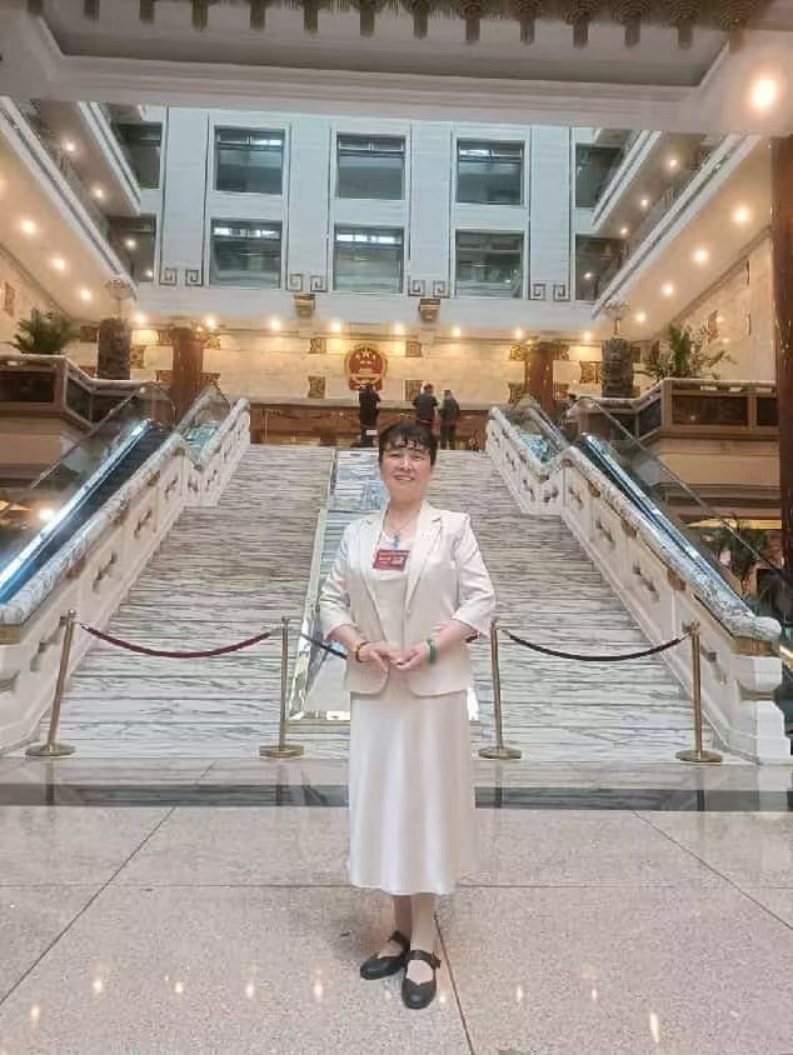 跨界笃行立风范,艺德济世绽芳华——记新时代文艺公益大使石同仙1859.png