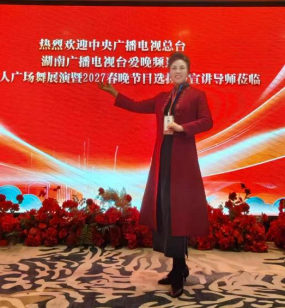 以艺为桥守文脉 桑梓情深向远方——评文化使者张会莲(咏梅)749.png