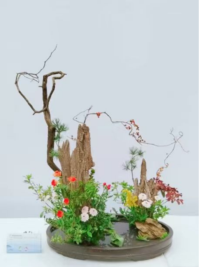 (已瘦身)以花为脉守非遗 匠心传韵润芳华——记徽派插花艺术传承人付玉兰(2)1222.png